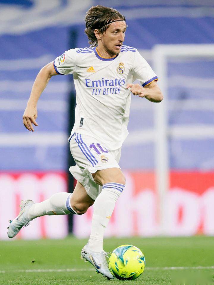 队报：里昂以750万签下捷克国脚攻击手舒尔茨