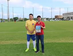 详解棒球规则中的“观众干预”判定当球迷在界外区直接抢夺活球